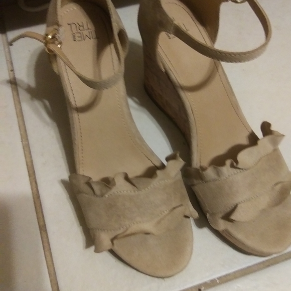 Time and Tru Shoes - Beautiful tan Wedge Sandal lighty worn